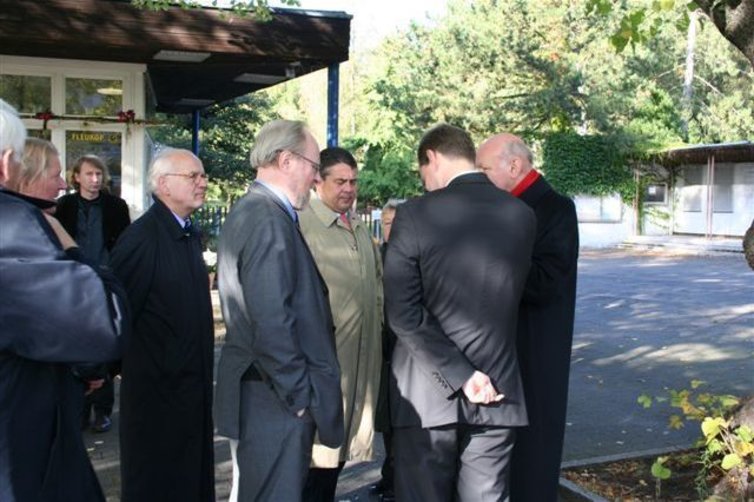 Kranzniederlegung am Grab von Willy Brandt 2011