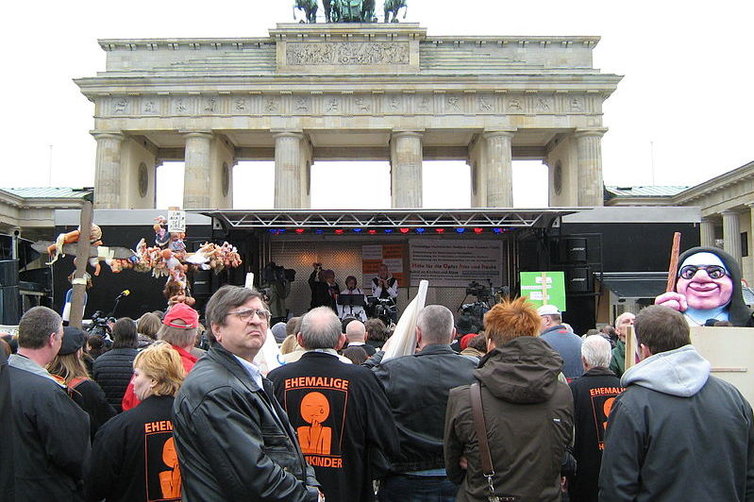 Demonstration ehemaliger Heimkinder