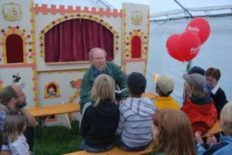 Thierse mit Kindern beim Lesen